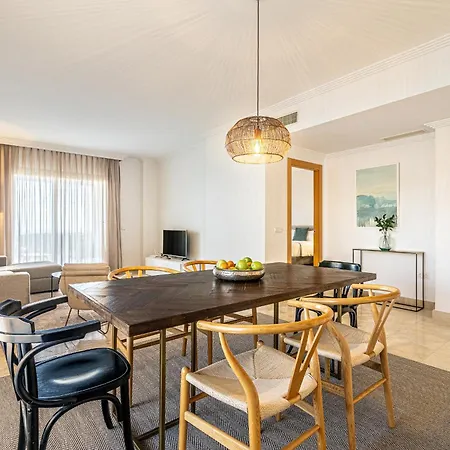 Large 3-bedroom Nestled In Golf Paradise Apartment